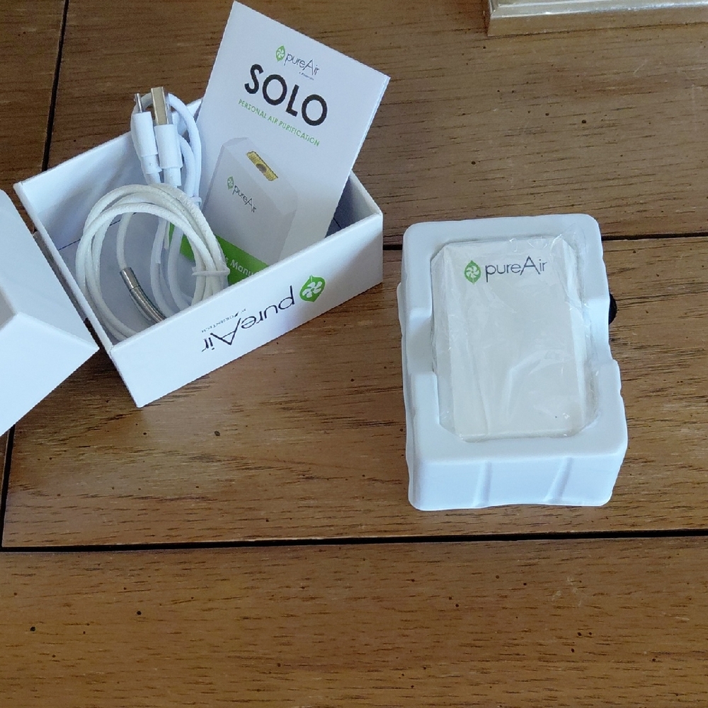 Solo PureAir Wearable Charger - White